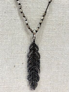 Elegant Feather Pendant Necklace • Designer‑Style Statement Jewelry